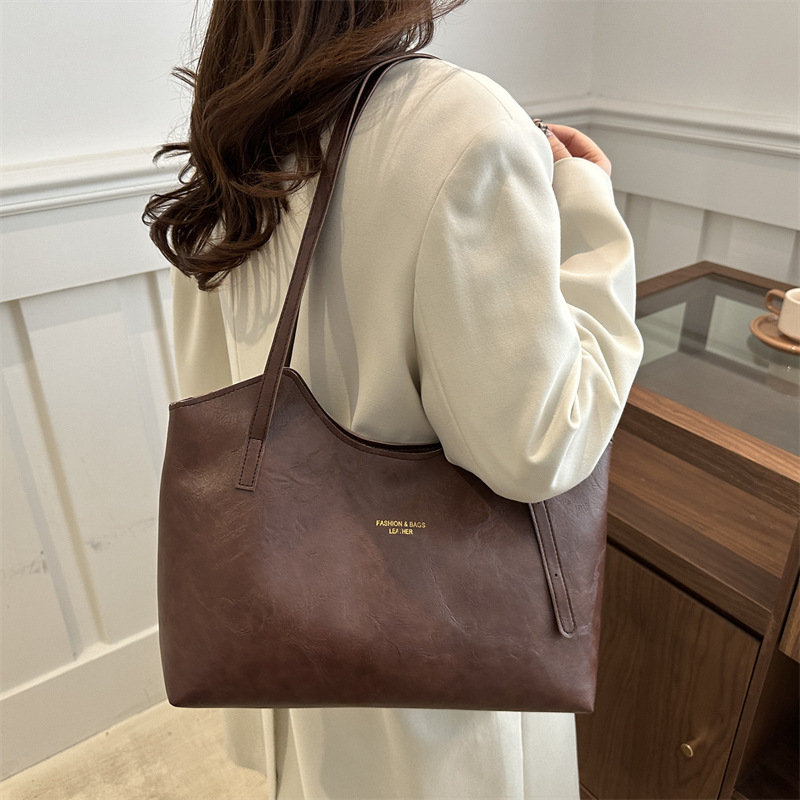 Retro 2024 invierno de mujeres nuevas bolsas de viaje de moda bolsas de hombro portátiles de moda simple bolsas de gran capacidad para mujeres