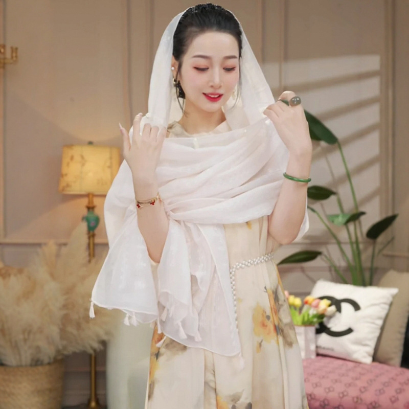 Chal de protección solar de verano para mujer 2025 nuevo estilo hebilla largo estilo étnico fotografía de viaje estilo fino playa bufanda de seda capa