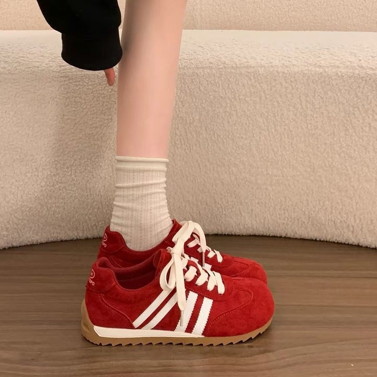 Zapatos de entrenamiento retro rojo coreano 2026 nuevos zapatos de mujer de verano con suela gruesa de estilo de escuela zapatos de skate casuales