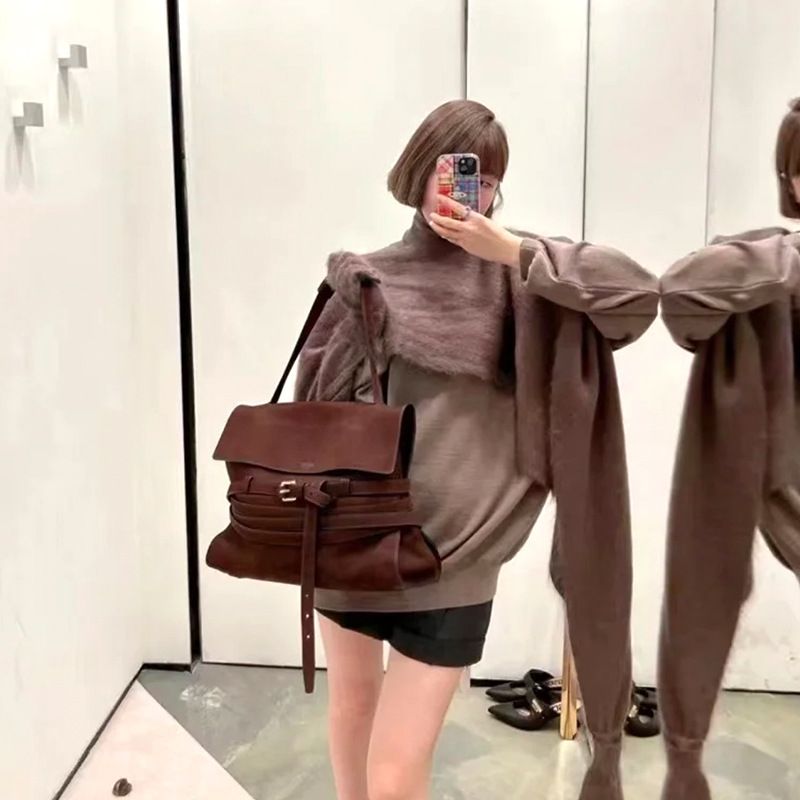 La correa de nicho de primavera 2025 lleva una bolsa de hombro con hebillas, una bolsa de hombro con hebillas, una bolsa de hebillas magnéticas y una bolsa especial bajo la axila.