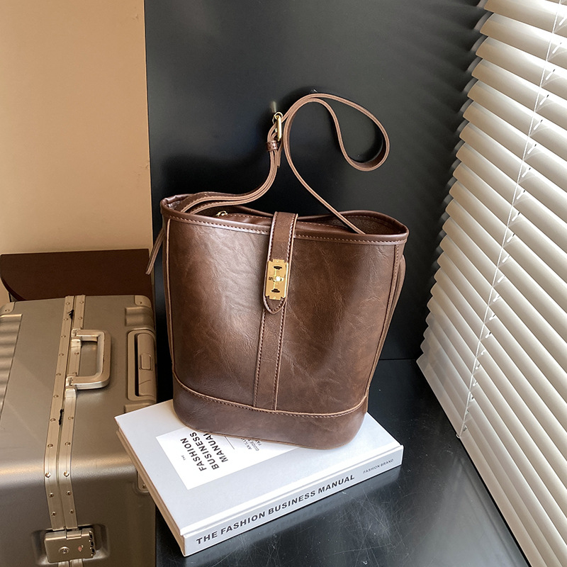 Moderna ženska torba za ispod pazuha 2024., nova luksuzna i nišna, dizajnirana za putovanje preko ramena_voghion.com