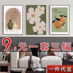 複式階段の入り口の間に装飾画があります。
