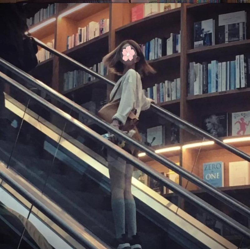 许我耀眼赵露思同款白色条纹撞色纽扣半开领长袖t恤工装短裤套装|undefined