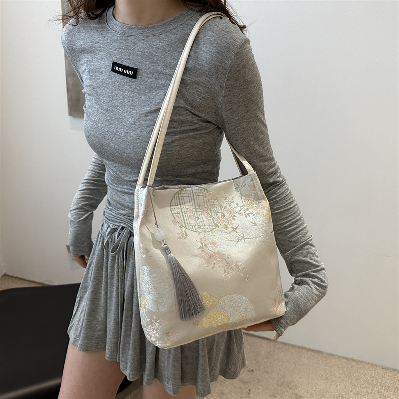 Nueva bolsa bordada de estilo chino de gran capacidad para mujeres 2024 nueva bolsa de hombro de viaje de verano