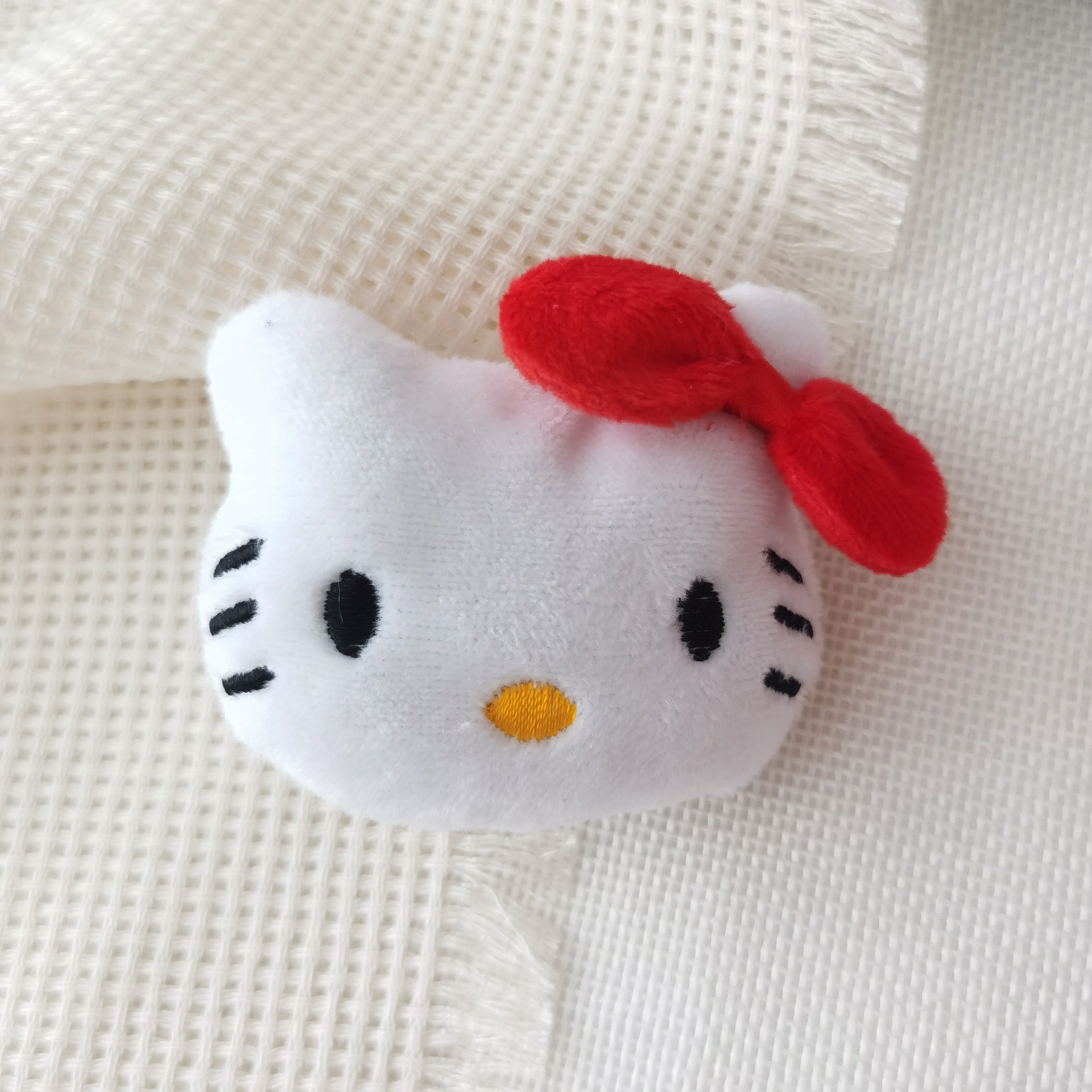 흰 고양이 빨간 활