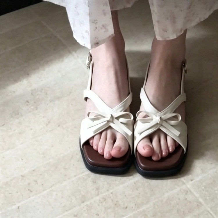 Sandalias de tacón grueso con una sola palabra francesa para mujeres 06 nueva ropa exterior de verano con falda de dedos descubiertos sandalias romanas