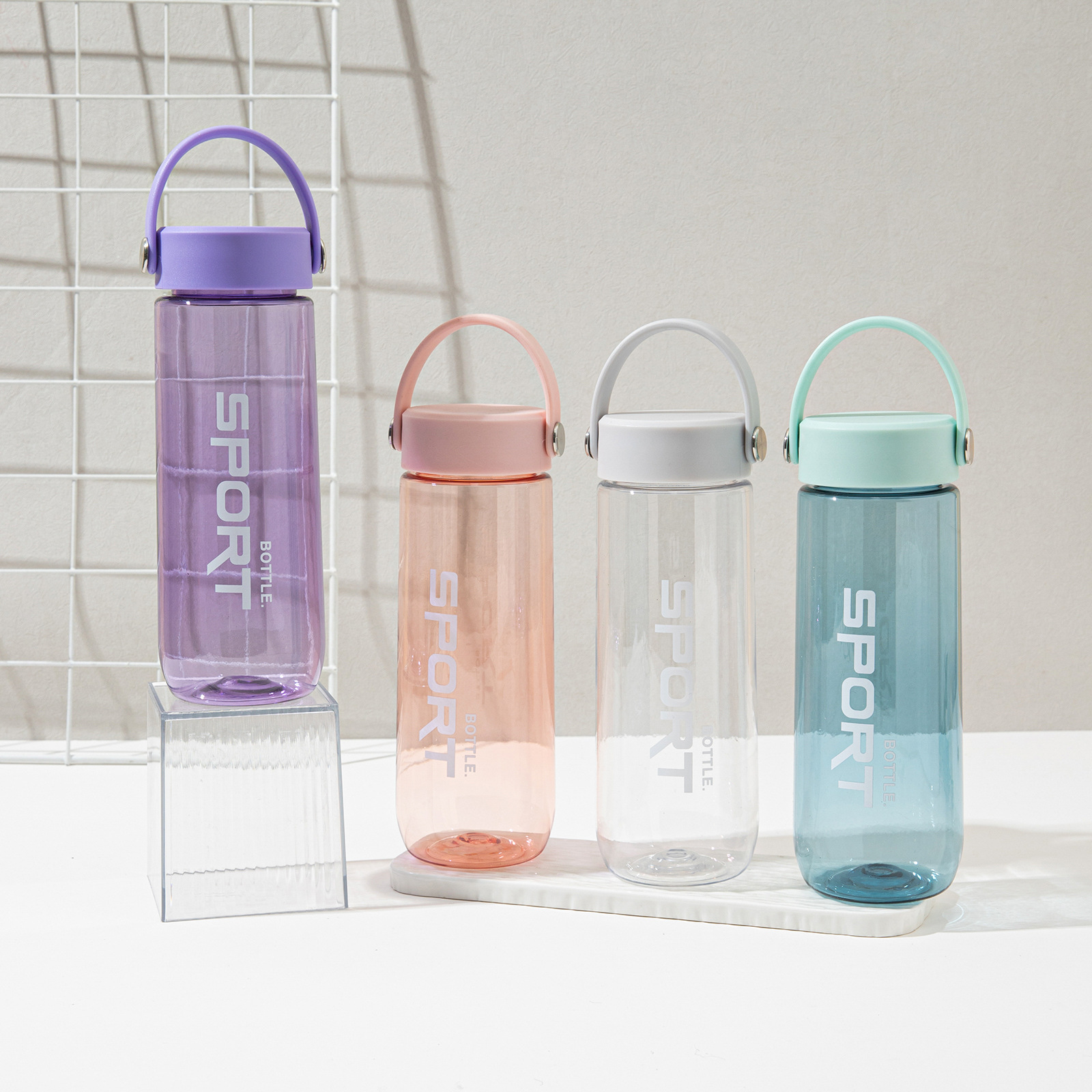 Nueva taza de agua roja de verano al por mayor taza de plástico de pareja de alto valor al aire libre taza de agua deportiva portátil taza espacial