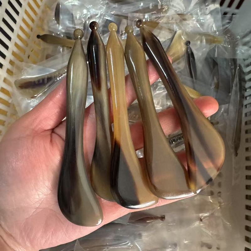 牛の角の筋をかき回す棒の女性の目の顔のスクレーパーは経絡板の顔の首の美容の全身の通用する筋をかき回してマッサージを引き出します。|undefined
