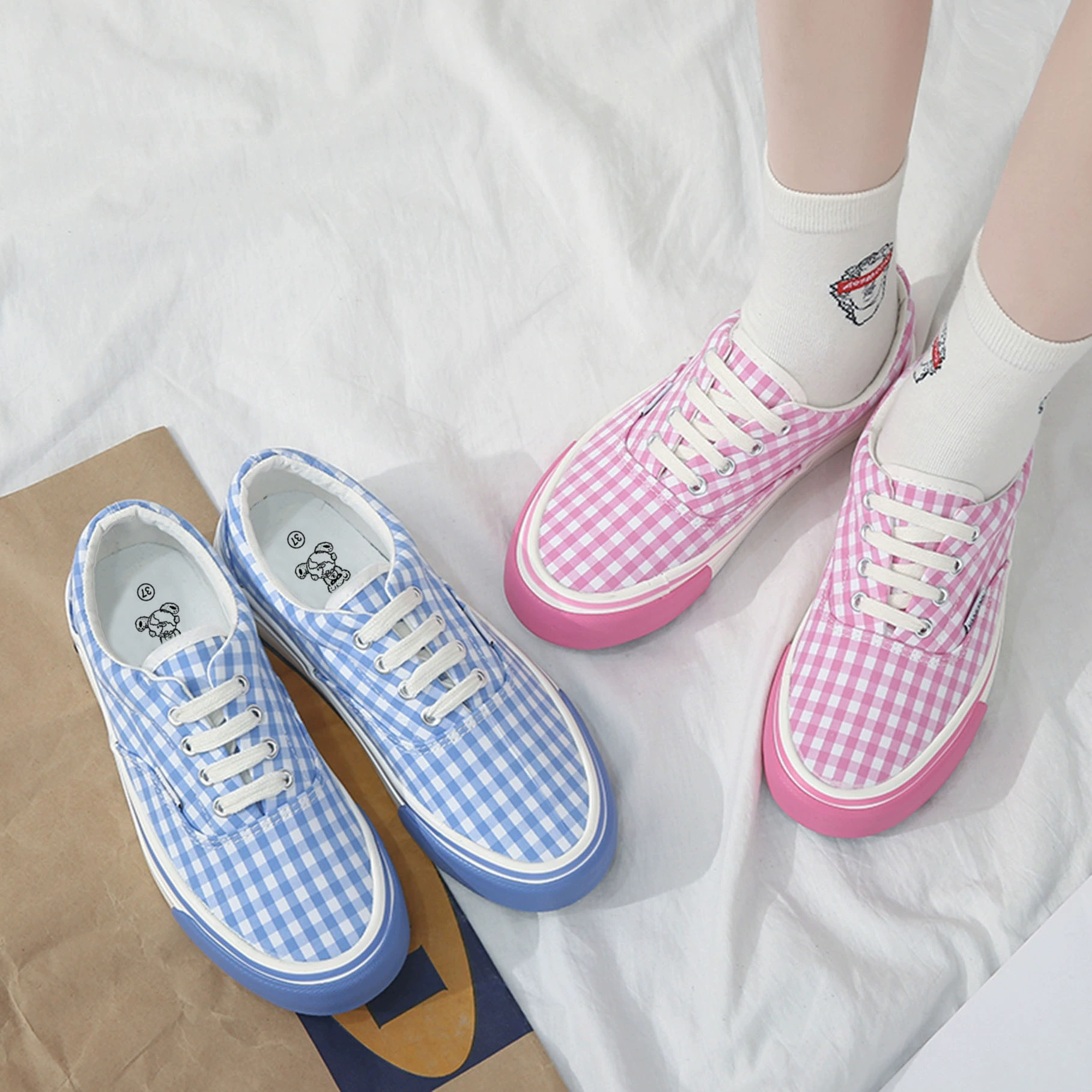 Весенние новые парусиновые туфли с низким верхом в разноцветную клетку, женская обувь, розовые взрослые, студенческие туфли на шнуровке на плоской подошве спереди
