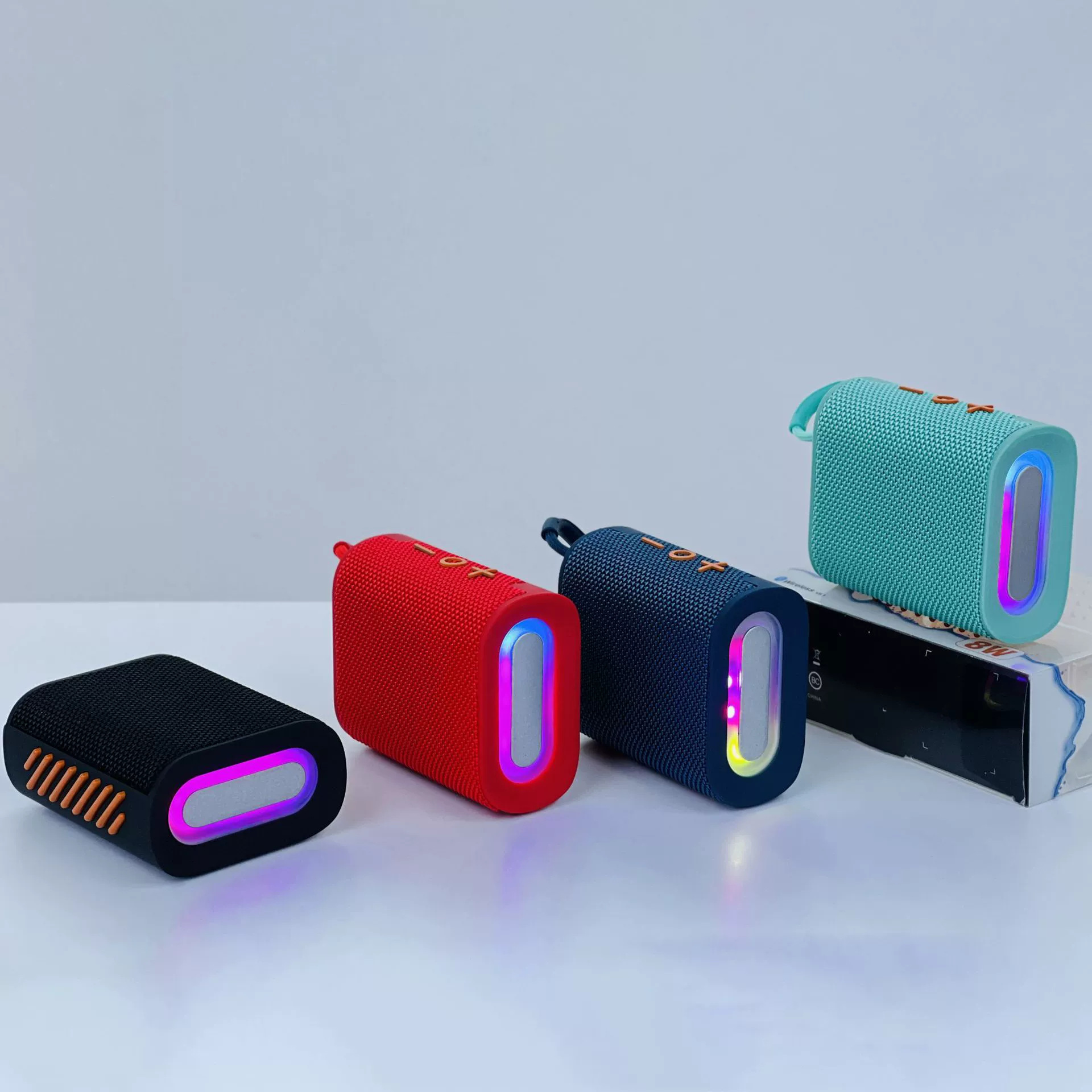 Transfronterizo G04 PRO altavoces Bluetooth inalámbricos luces RGB sonido al aire libre portátil inalámbrico tarjeta portátil mini audio