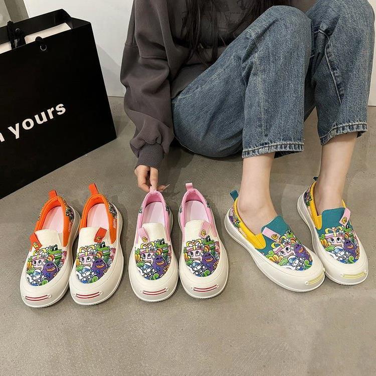 塗鴉淺口帆布單鞋女2024春夏新款圓頭松糕底一腳蹬厚底卡通運動鞋