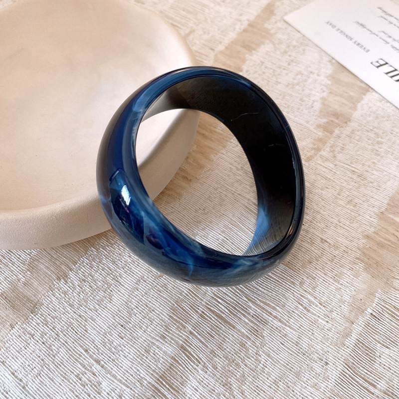 Europa y los Estados Unidos acrílico maduro irregular geometría pulsera redonda simple nicho transfronterizo de alta calidad personalidad joyas de mano para mujeres image 9
