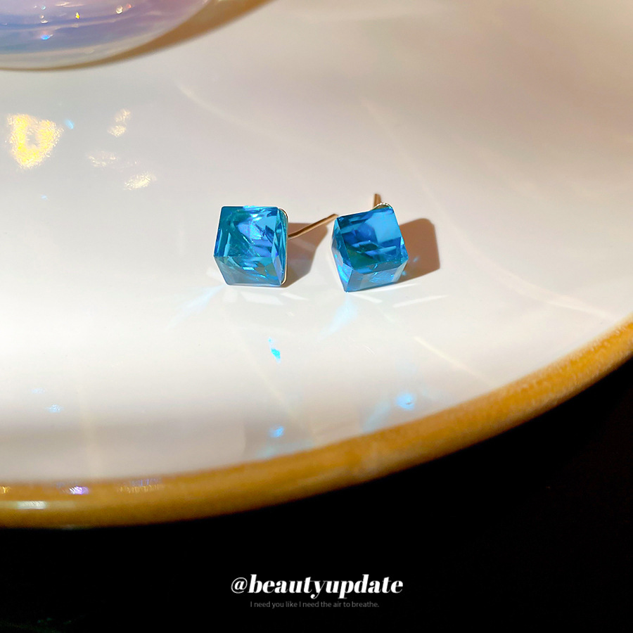 Pendientes cuadrados tridimensionales de cristal de aguja de plata Pendientes simples y frescos Sentido de moda de alta gama Pendientes de todo fósforo Sentido de diseño nicho