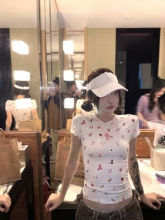 草莓Kitty猫卡通印花小众设计感T恤女夏季纯欲甜辣妹修身圆领短袖