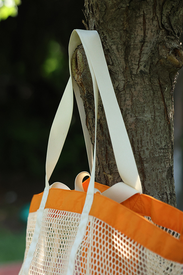Large-capacity summer niche trendy color-blocking net bag single-shoulder bag, casual large-capacity double-sided usable storage shopping bag Application Scenario