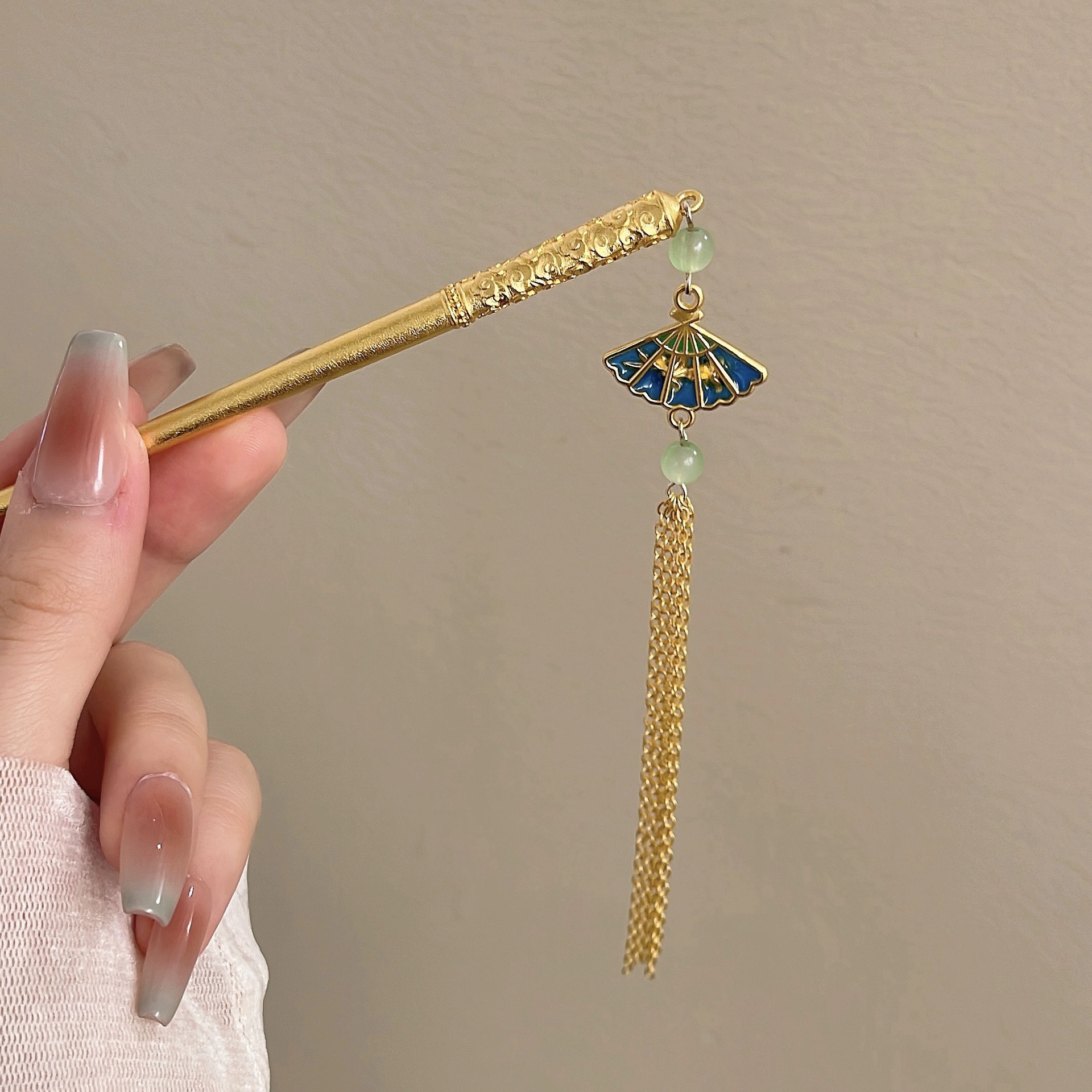 2 fan tassels
