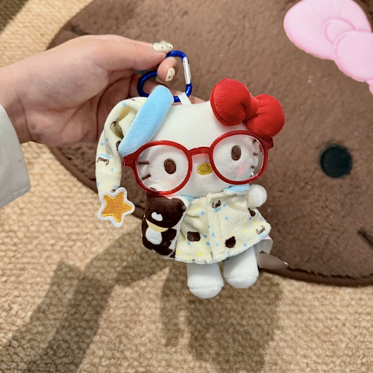 Брелок-плюш (Hello Kitty) 12 см, милая куколка с сердечным карабином и очками