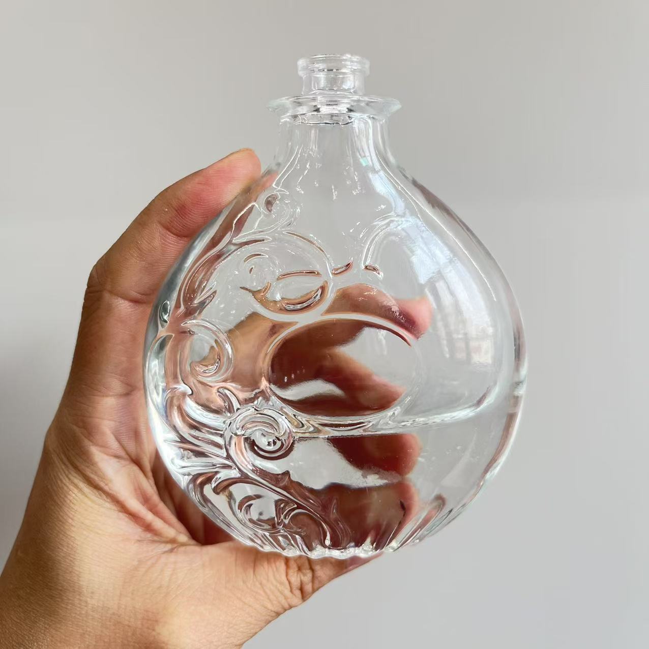 供应新款设计香水瓶80ml喷雾瓶15口径创意款花纹玻璃瓶厚底空瓶子