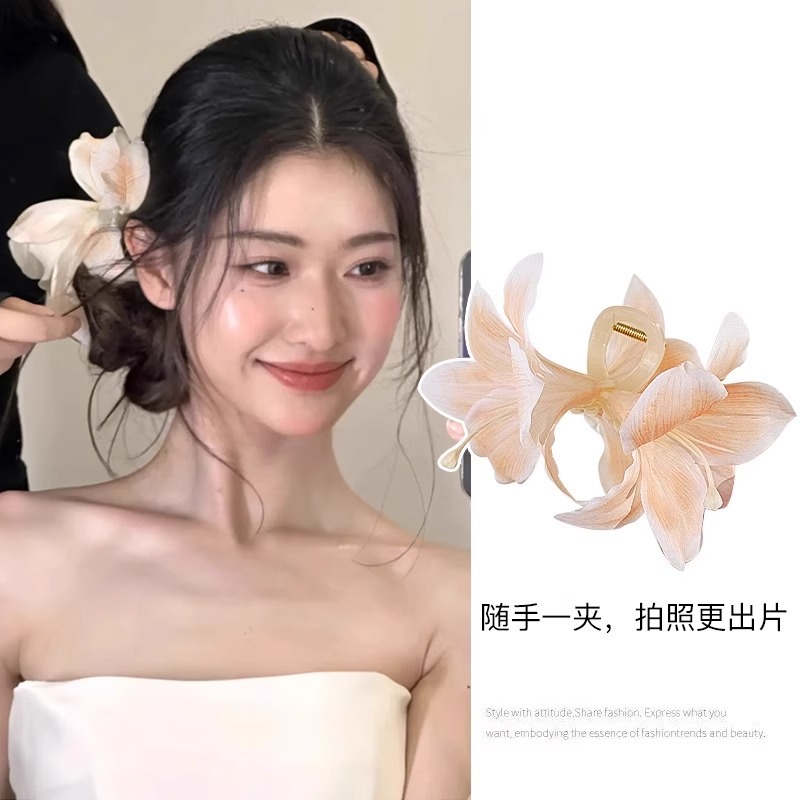 La atmósfera de la simulación estereoscópica de flores de lirio clip de cabello de mujer 2025 nuevo toque de cabeza de primavera rascar clip de pez