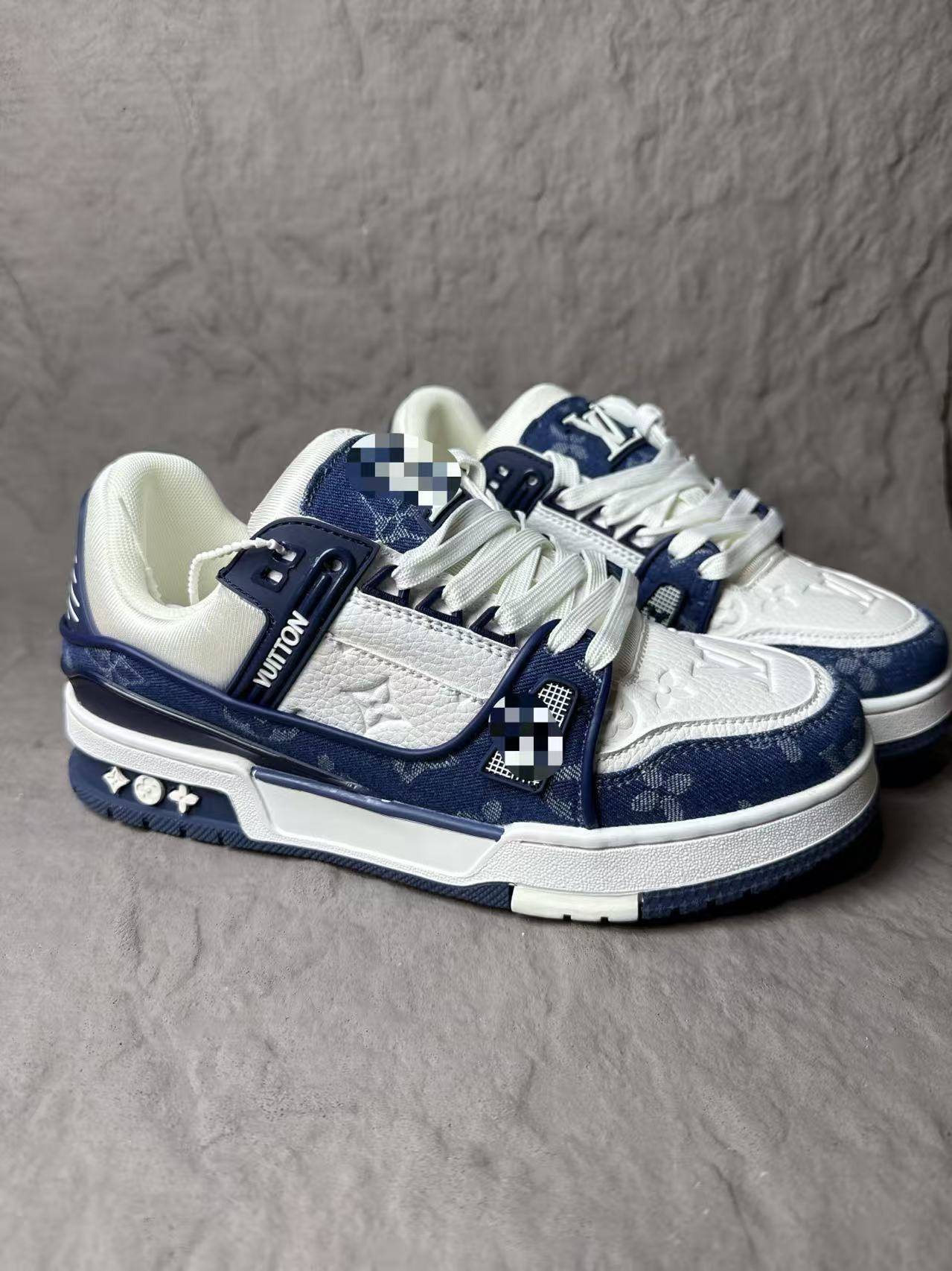 Spot comercio exterior transfronterizo burro entrenador blanco cemento vaqueros azul moda deportiva casual pareja hombre y mujer skate