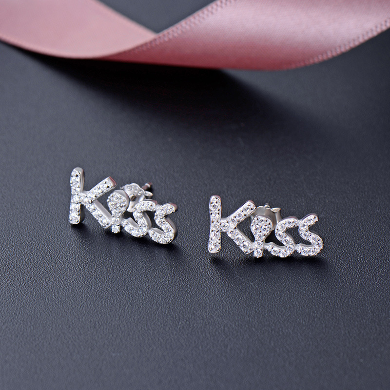 S925 letras de plata esterlina beso pendientes de diamante para mujeres europeas y americanas nicho de estilo simple pendientes pendientes de pelo
