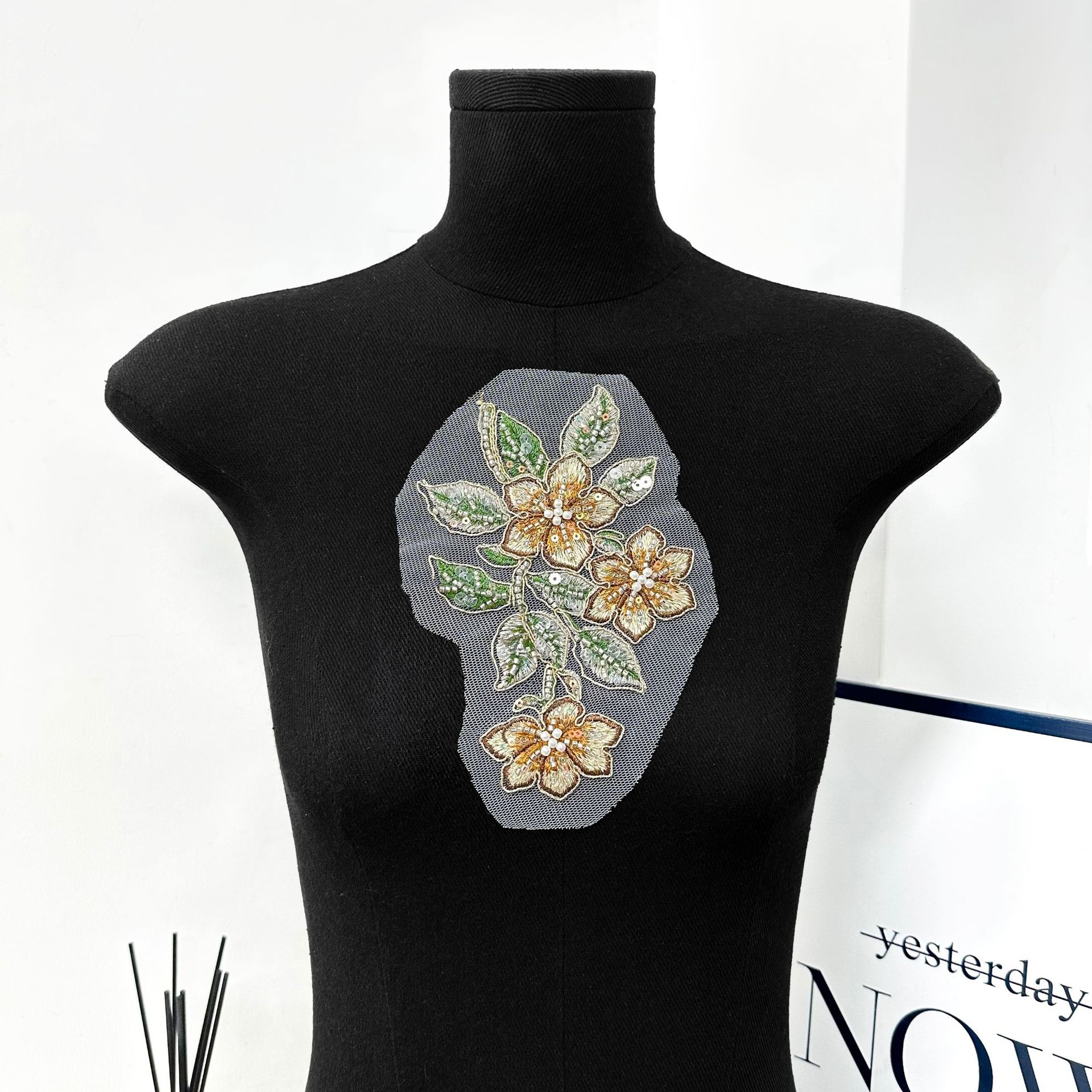 Hecho a mano de encaje cuentas bordadas parches de flores tricolores clavos de tela cuentas de ropa accesorios de decoración DIY