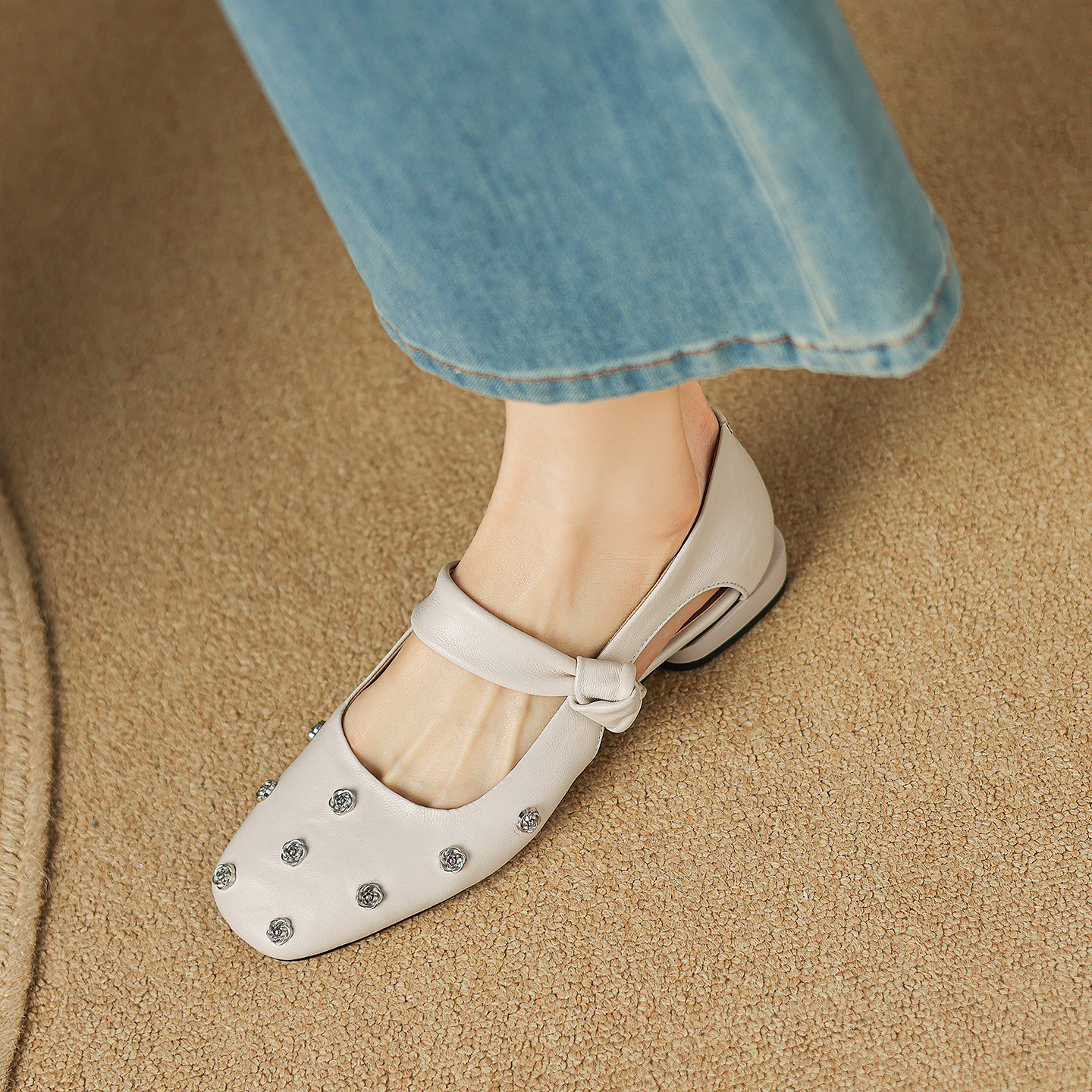 Sandal nữ da cừu đinh tán hoa rỗng mũi tròn kiểu ballet quai ngang đế bệt — đen