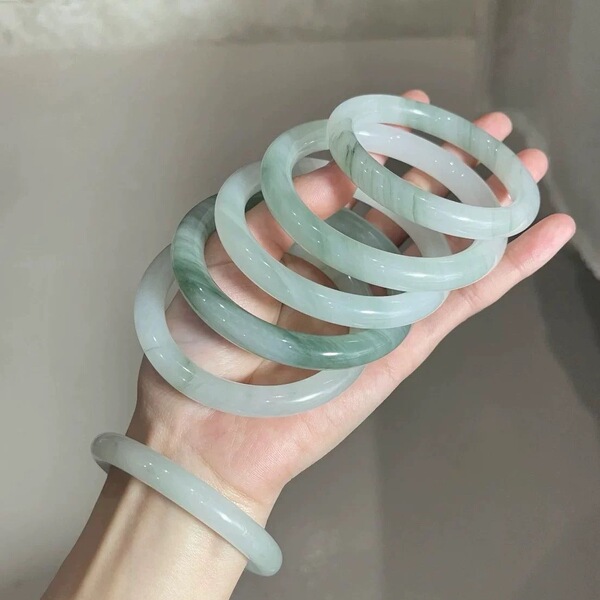 The same white moonlight bracelet with the same style of Xiaohongshu