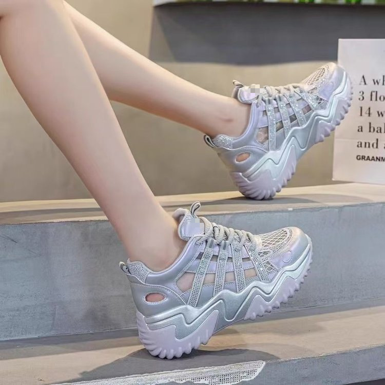 Mesh hueco zapatos blancos para mujeres 2026 nuevo verano Dongdong transpirable fondo grueso aumento deportivo sandalias casuales