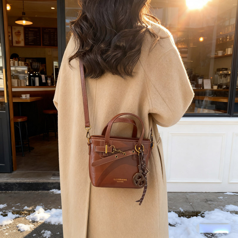 Coreano de alta calidad elegante bolso de cubo portátil para mujeres 2025 nuevo retro versátil viaje mochila de hombro