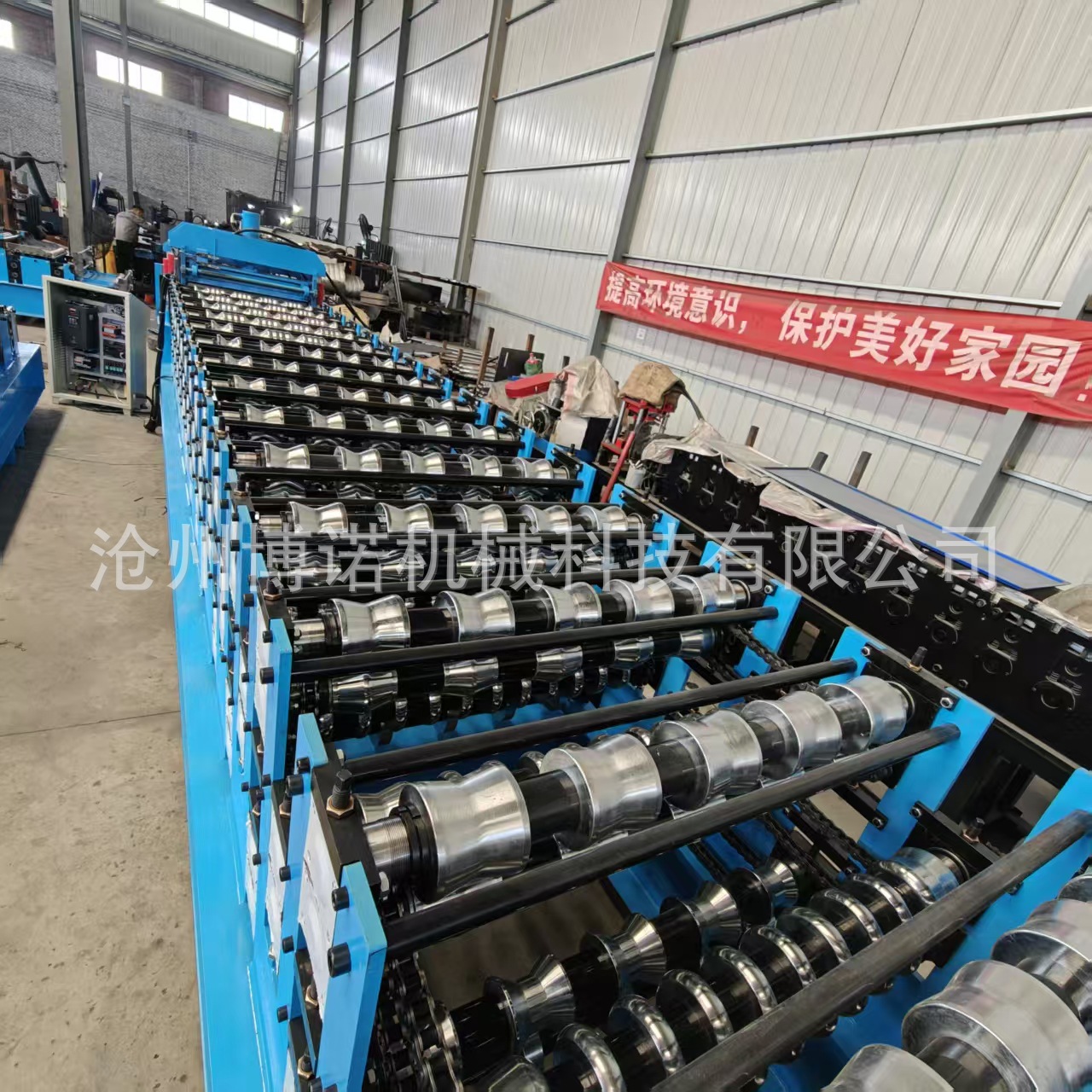 Máquina de prensado de láminas de aluminio, equipo de conformado en frío trapezoidal de tres capas con ondas de agua, totalmente automático, para perfiles de aluminio y acero de color.