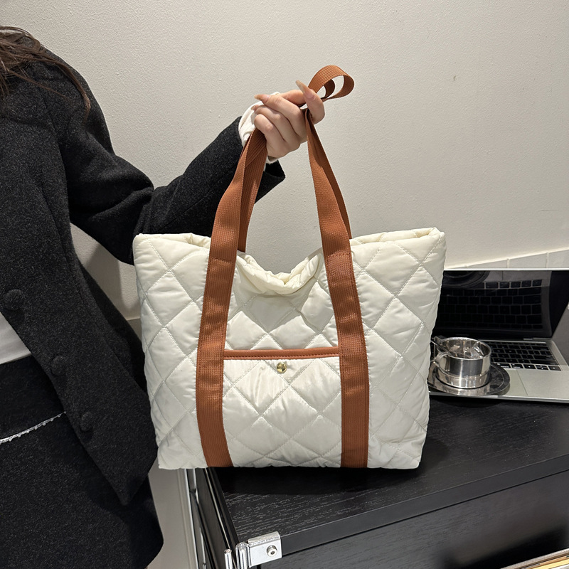 Bolsa de ropa de algodón, bolso de pluma de algodón de mujer, bolso coreano ligero 2025, nuevo estilo de aire extranjero, bolso de hombro de gran capacidad.