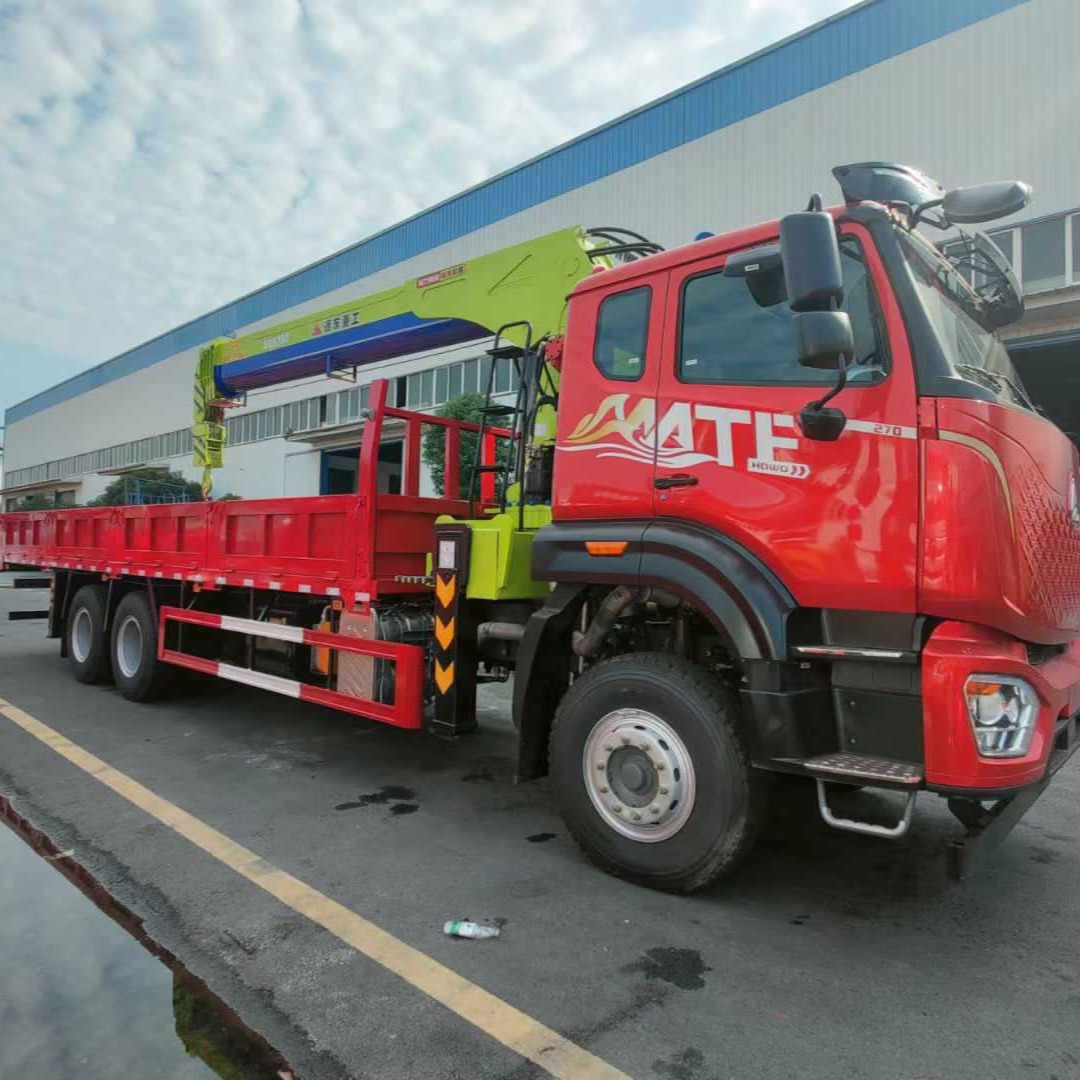 厂家直供重汽豪沃MATE后八‮远轮‬东新款14吨5节臂随车吊多少钱