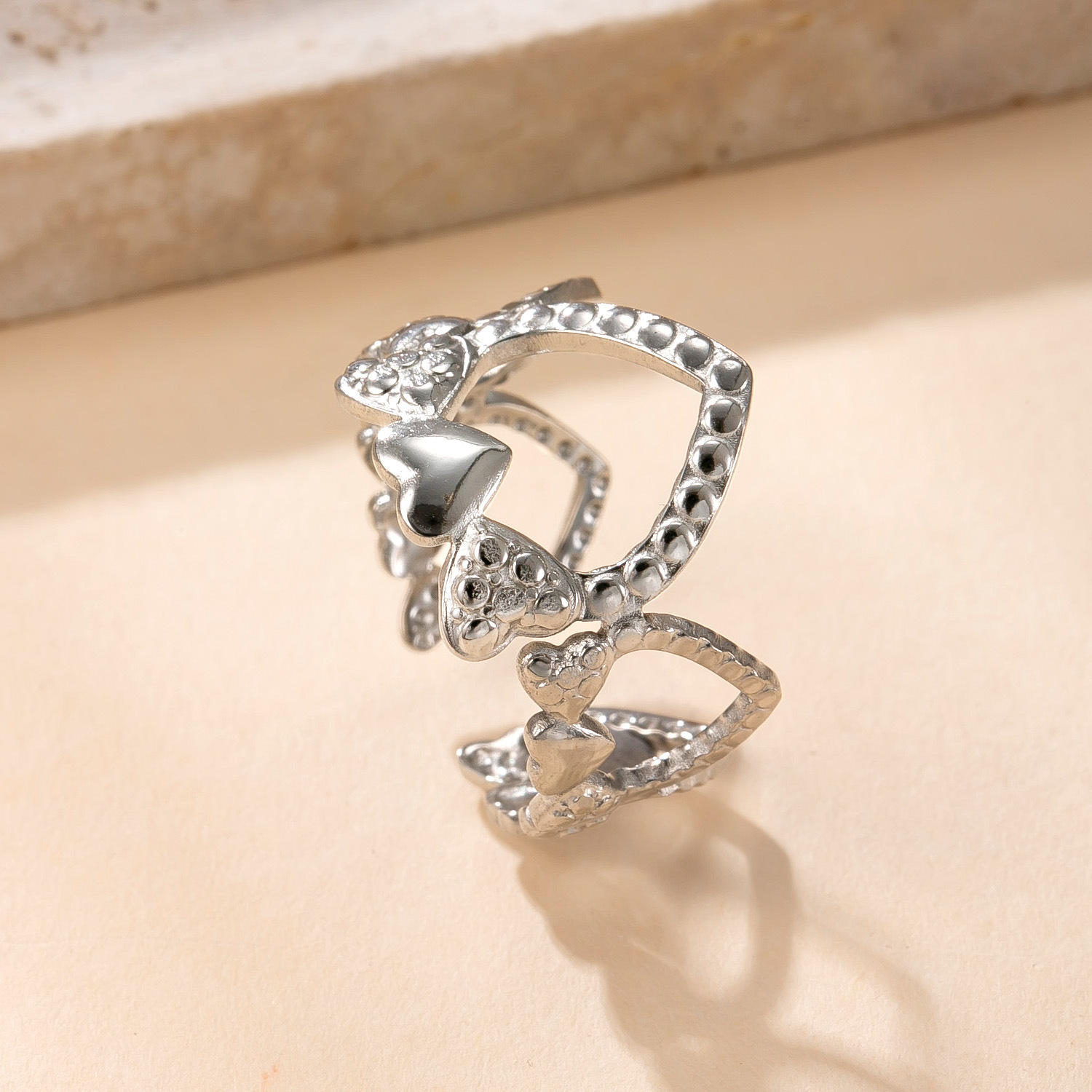 Venta caliente transfronteriza anillo abierto de acero inoxidable acero titanio no se desvanece joyería de mano simple presión de aceite hueco amor fábrica de anillos