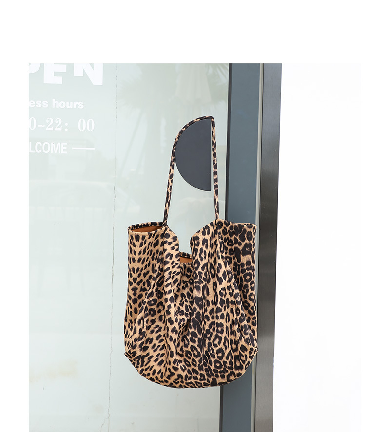 Women's Large Flannel Leopard Streetwear Open Tote Bag display picture 10