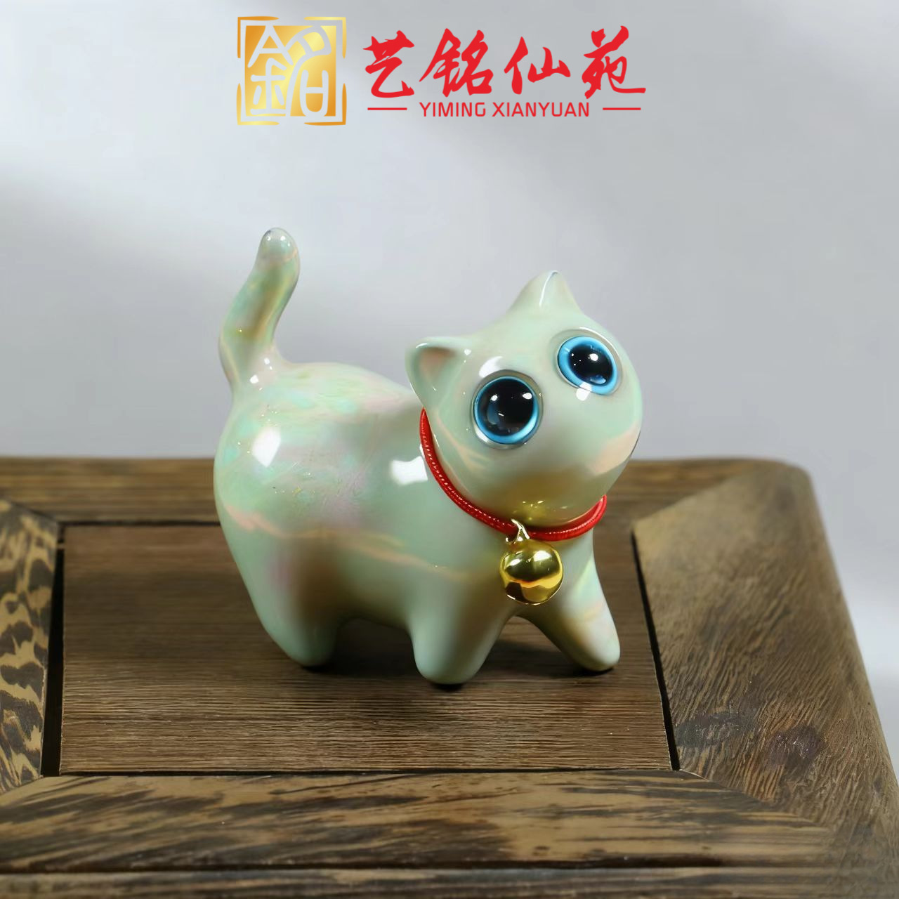 Madera de sándalo encantadora con ojos inclinados con campanas gatos adornos gatos esculpidos de sándalo creativos regalos de cumpleaños