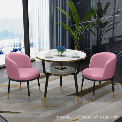 핑크색 가죽 의자 2개와 테이블 1개
