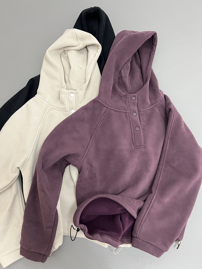 焼き鳥は保温がとてもいいです。厚いベルベットのリベットを着て、帽子のゆるい長袖のベルベットのカジュアルな上着を着ています