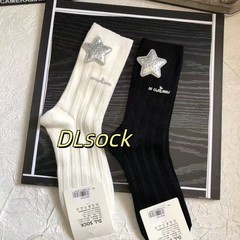 ヨーロッパの新しい春と秋の女性の靴下インミッドチューブ装飾靴下重工業アクセサリーファッショナブルな個性のスタイリッシュなファッション