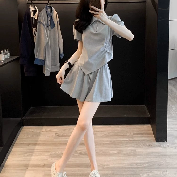 Серый спортивный повседневный костюм для женщин летом, маленькие люди выглядят выше, уменьшают возраст, модные уличные шорты с короткими рукавами, комплект из двух предметов.