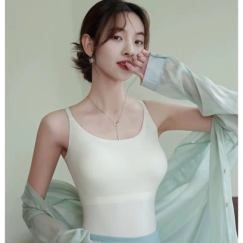 Красавица спина собрала нижнее белье