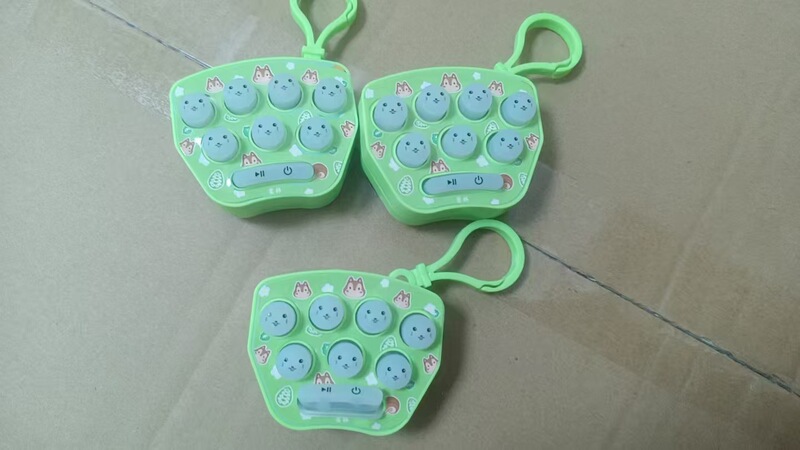 創意的なミニピアノのキーホルダーが光ります。|undefined