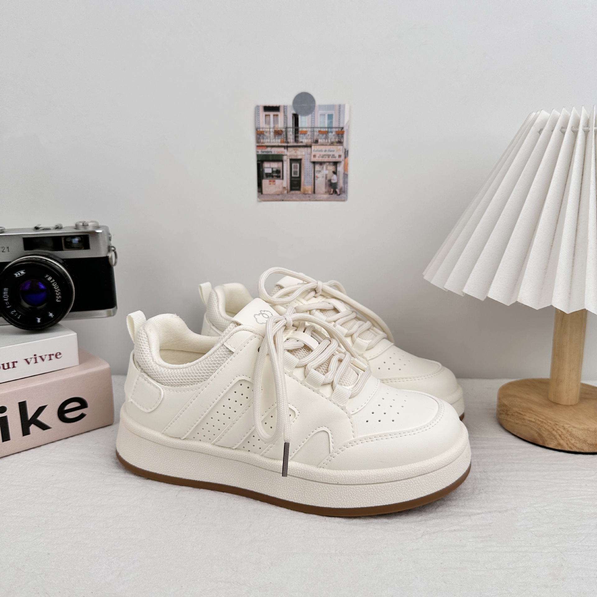 Zapatos blancos de fondo grueso para mujeres 2025 nuevos zapatos de skate casuales zapatos de nicho zapatos de mujer zapatos de pan