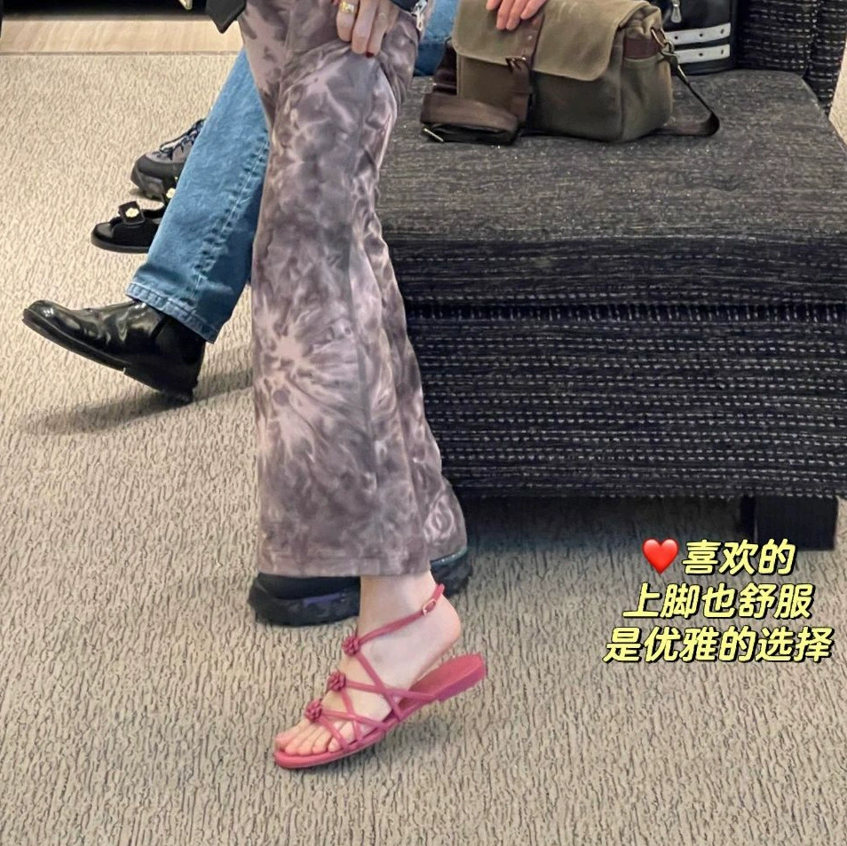 Версия из овчины ~ Сандалии на плоской подошве из натуральной кожи Camellia с одним ремешком для женщин, летние маленькие ароматные розовые сандалии с открытым носком и тапочки