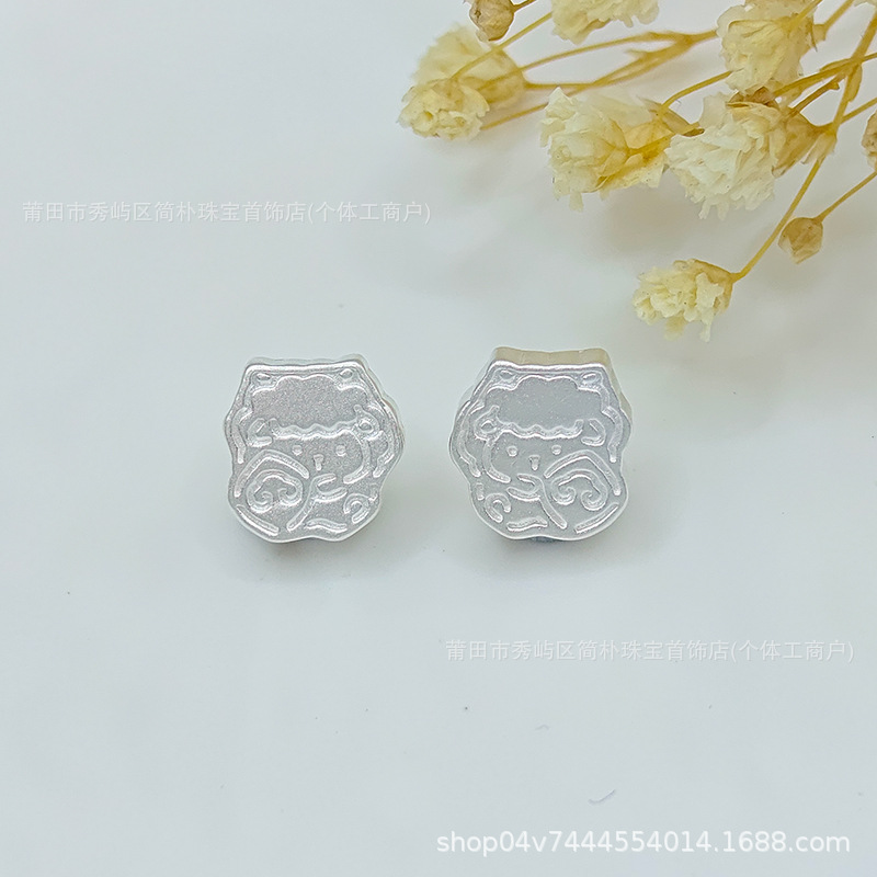 999 pure silver cartoon-style simple drawing of a little sheep, used as a charm bead or spacer bead for handmade DIY braided bracelets, pure silver sheep zodiac accessory
