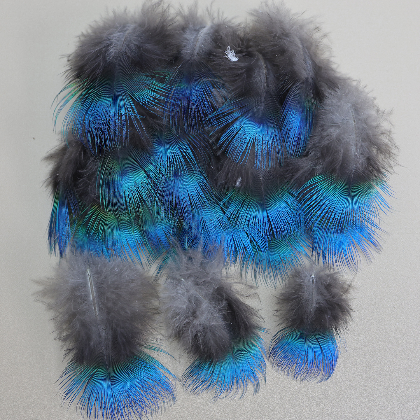 Fábrica al por mayor de bricolaje plumas pequeñas plumas naturales plumas de pollo salvaje plumas de pato jardín de infantes joyas hechas a mano gato divertido material de captura de sueños