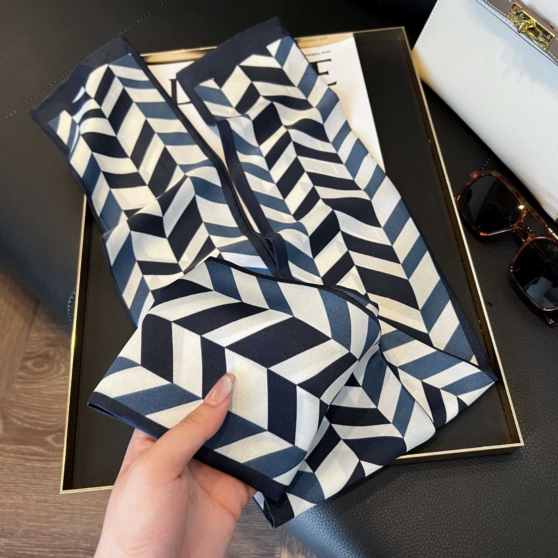 Nueva bufanda de seda pequeña banda larga estrecha para el cabello mujer estilo primavera y otoño moda madre bufanda estilo verano estilo fino serpentina bufanda al por mayor