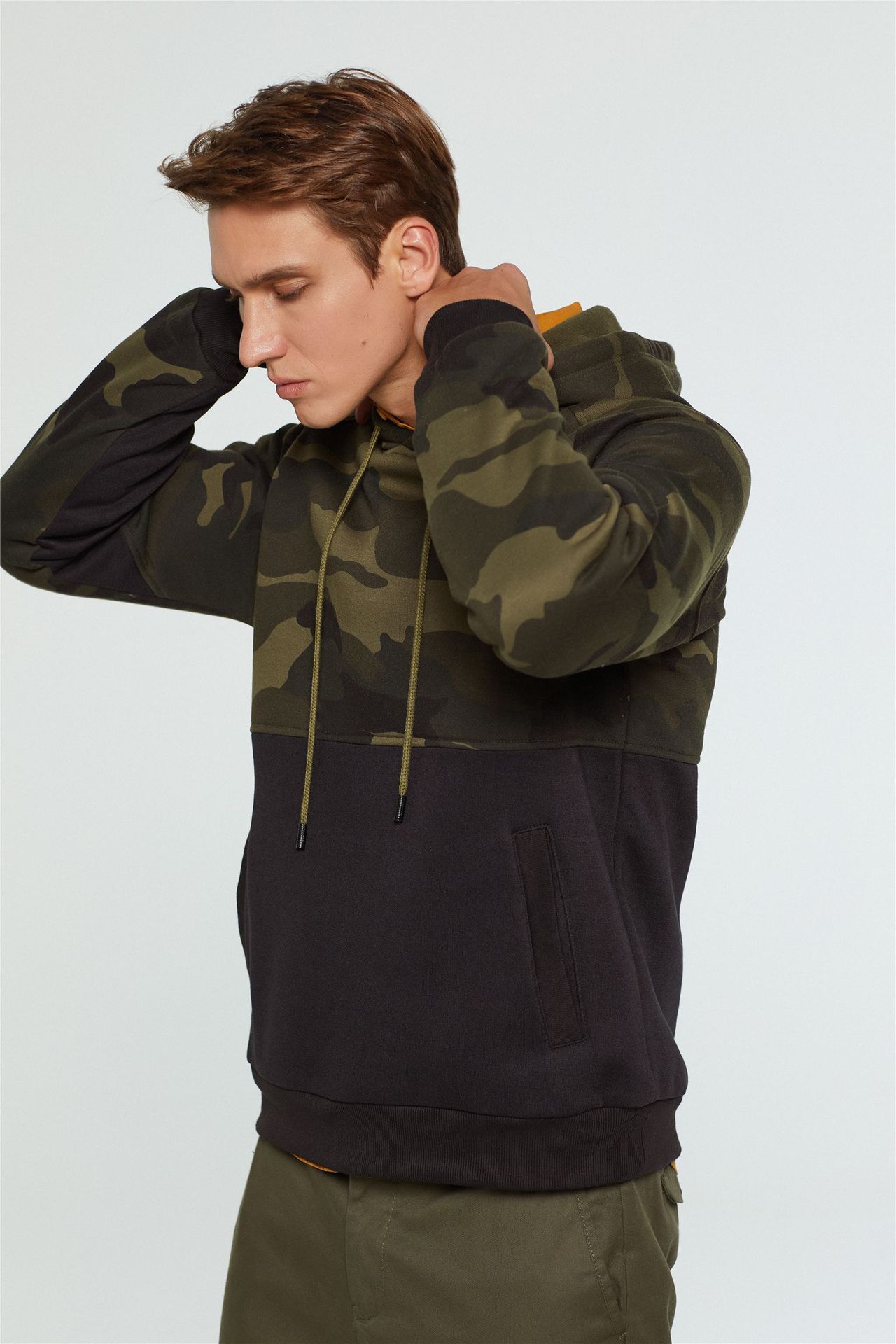 Herretøj efterår og vinter ny stor størrelse kortærmet camouflage-søm sweater med hætte til mænd med store lommer_voghion.com