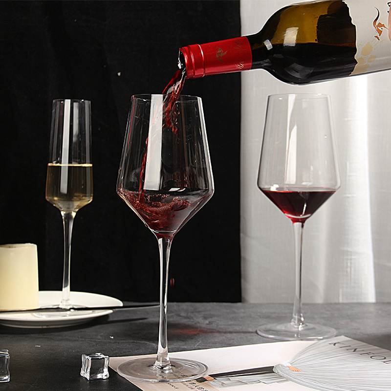 Tazas de vidrio inclinadas de alto valor de visualización casera de cristal borgoña tazas de pie alto tazas de vino de boca plana sensación de alto nivel