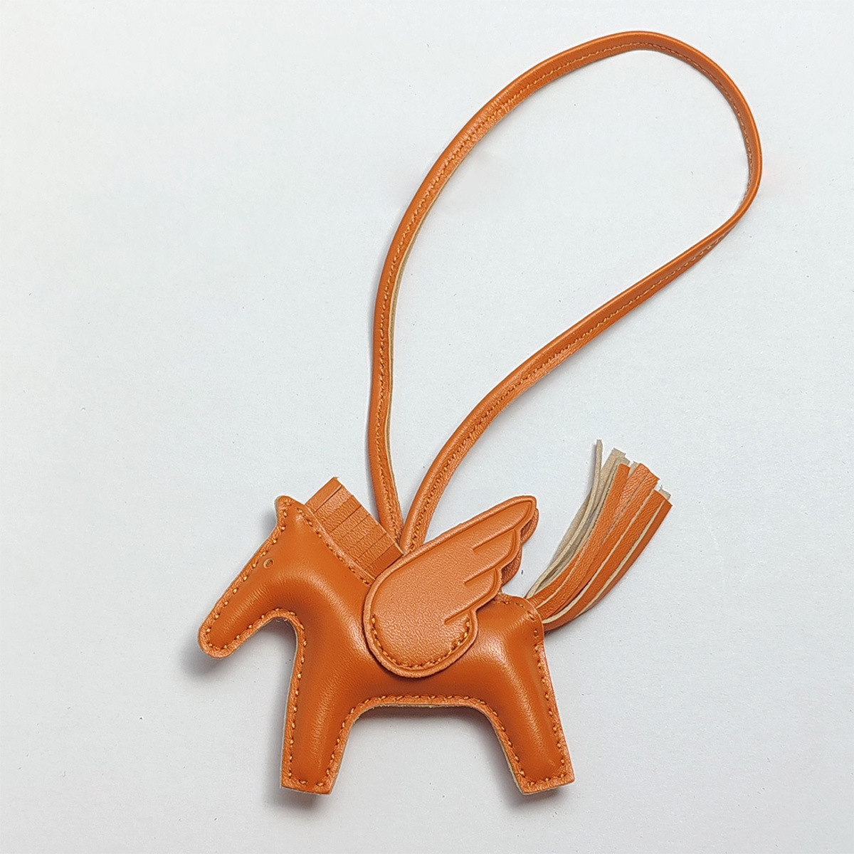Cute Angel Little Pegasus Colgante Pit Edition H Home Colgante de bolso de caballo cosido a mano Colgante de cuero de oveja Llavero Colgante